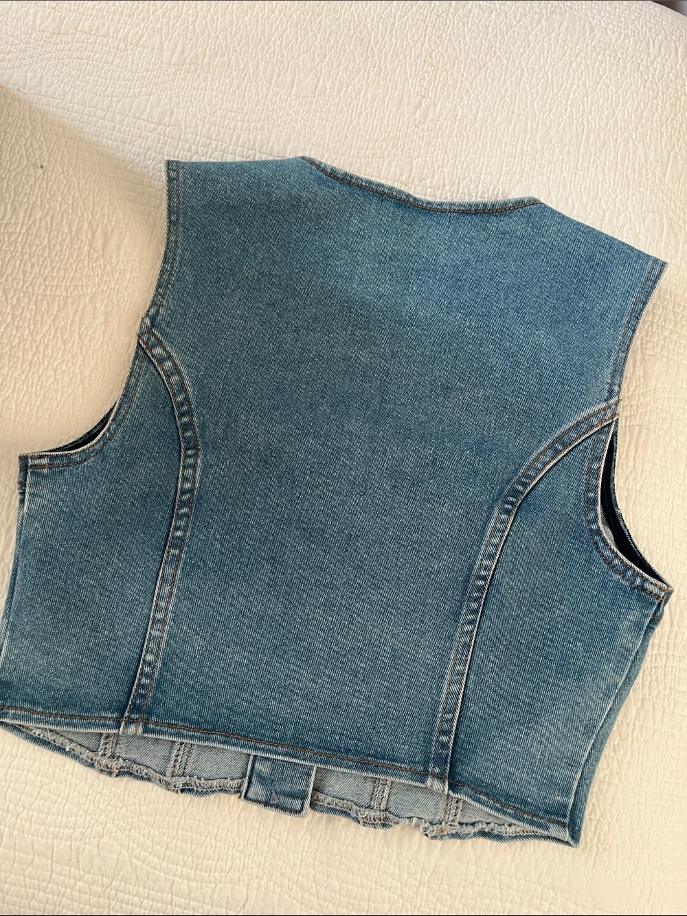NEW HOUSE OF HARLOW LIGHT DENIM CROP VEST WITH GOLDEN BUTTONS TO ADD ELEGANCE!🎁 - Picture 3 of 10